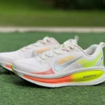 ナイキ ボメロ18 ホワイトピンクグリーン マラソンランニングシューズ HM6804-002