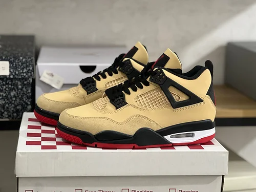 AJ4 ベージュイエローブラックレッド UNI BG スニーカー IH2094-200