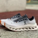 オン x ロエベ クラウドティルト2 ベージュグレイオレンジ ランニングシューズ