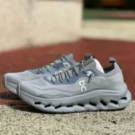 オン x ロエベ クラウドティルト グレイ ランニングシューズ