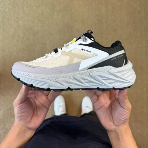 カイラス マウンテンハイク2 GTX ライトアプリコットホワイト アウトドアトレイルシューズ KS2432265-22083