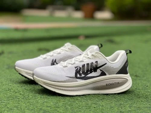 ナイキ ボメロ18 ホワイトグレイ マラソンランニングシューズ IB5726-100