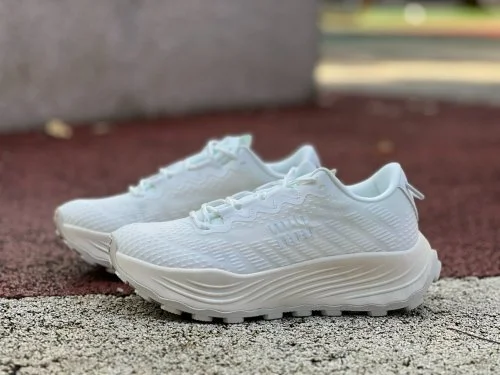 ミュウミュウ エンボスロゴ ロートップ ウィメンズ ホワイト スニーカー