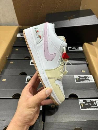 VT 純正 AJ1 ロートップ ベージュイエローピンク プラントエンブロイダリー スニーカー IB8861-151